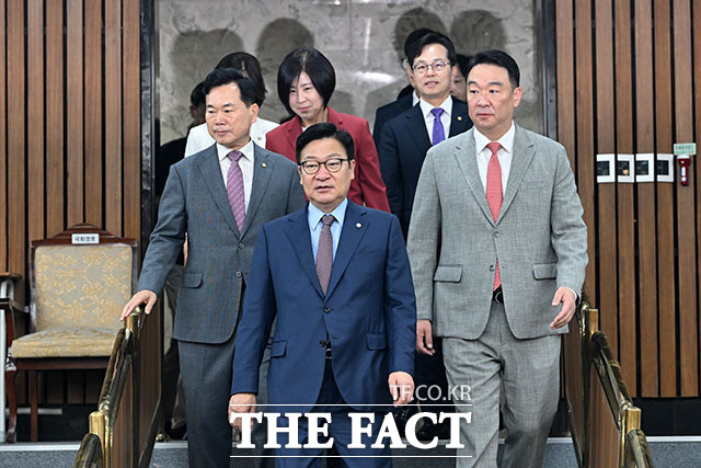 국민의힘이 13일 검사의 보완수사권을 유지하는 내용의 형사소송법 개정안을 금주 내 당론으로 발의하기로 했다. 사진은 정점식 원내대표(가운데)./ 서예원 기자