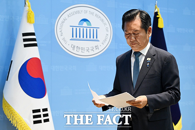 당대표 출마 선언 마친 뒤 인사하는 정 전 대표.
