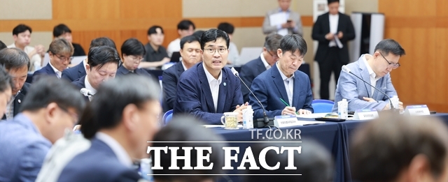 13일 전북도청 대회의실에서 간부공무원 120여 명이 참석한 가운데 열린 확대간부회의에서 이원택 전북도지사가 회의를 주재하고 있다. /전북도