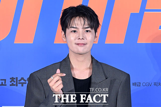 배우 박성웅과 박진주, 려운, 엄정화, 배정남, 최수영, 이상윤(왼쪽부터)이 13일 오전 서울 용산구 CGV 용산아이파크몰에서 열린 영화 ‘오케이 마담2’ 제작보고회에 참석해 포즈를 취하고 있다. /서예원 기자