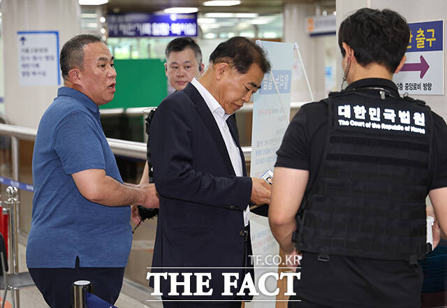 정치 브로커 명태균 씨가 13일 오전 서울 서초구 서울중앙지법에서 열린 무상 여론조사 수수 사건에 대한 선고 공판에 출석하고 있다. /사진공동취재단