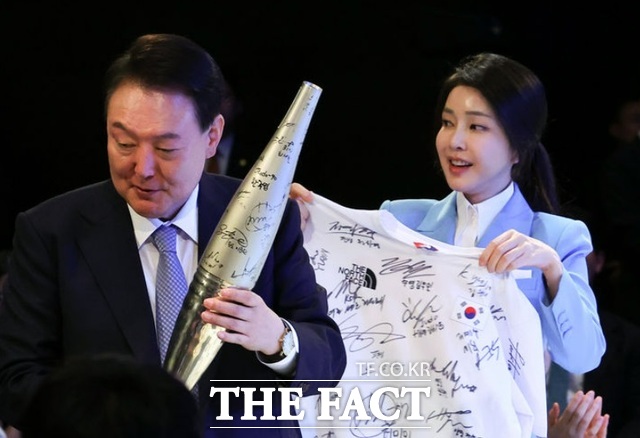 윤석열 전 대통령과 김건희 여사가 2024년 8월 서울 한 호텔에서 열린 2024 파리올림픽 선수단 격려 행사 중 마술사 이은결의 공연에서 탁구 전지희로부터 선수단 사인 성화봉과 티셔츠를 선물 받고 있다. /뉴시스