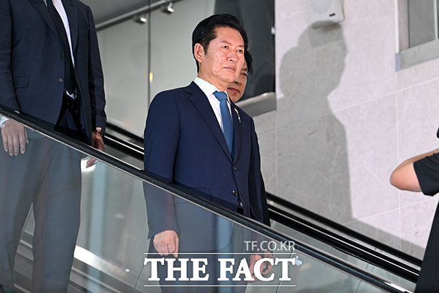 당대표 출마 선언 마친 뒤 인사하는 정 전 대표.