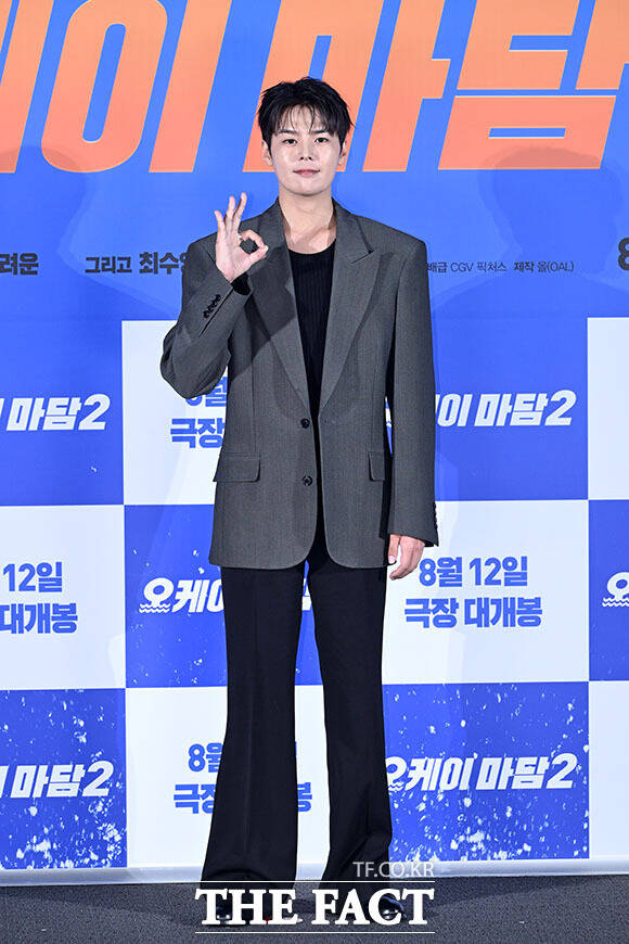 배우 박성웅과 박진주, 려운, 엄정화, 배정남, 최수영, 이상윤(왼쪽부터)이 13일 오전 서울 용산구 CGV 용산아이파크몰에서 열린 영화 ‘오케이 마담2’ 제작보고회에 참석해 포즈를 취하고 있다. /서예원 기자