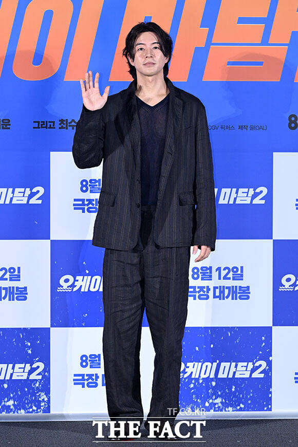 배우 박성웅과 박진주, 려운, 엄정화, 배정남, 최수영, 이상윤(왼쪽부터)이 13일 오전 서울 용산구 CGV 용산아이파크몰에서 열린 영화 ‘오케이 마담2’ 제작보고회에 참석해 포즈를 취하고 있다. /서예원 기자