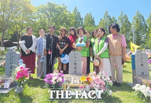 호국보훈기념사업회가 12일 국립대전현충원에서 제621회 참배 행사를 개최하고 6·25전쟁 유엔참전국 유학생들과 봉사단 회원들이 함께하는 보훈문화 행사를 진행했다. /호국보훈기념사업회