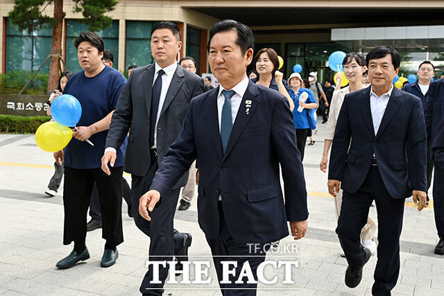 당대표 출마 선언 마친 뒤 인사하는 정 전 대표.
