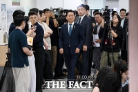  당대표 출마 선언 위해 기자회견장 들어서는 정청래 [포토]
