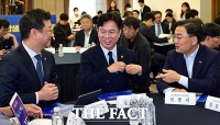  김태선-신장식 의원과 대화 나누는 김영훈 노동부 장관 [포토]