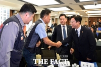  박상만 금속노조위원장과 인사 나누는 김영훈 노동부 장관 [포토]