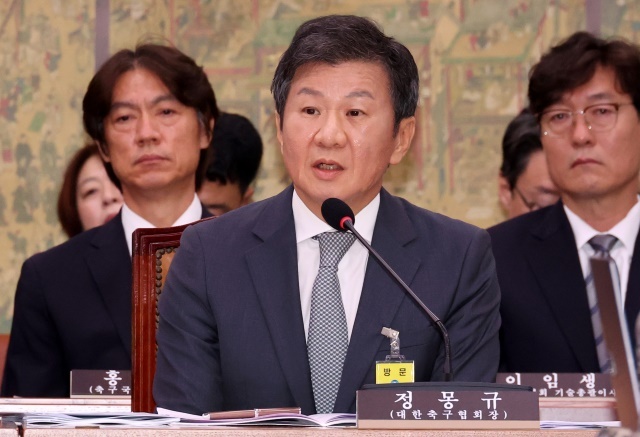지난 2025년 10월 서울 여의도 국회에서 열린 문화체육관광위원회의 대한축구협회 등에 대한 현안질의에서 정몽규 전 대한축구협회장이 의원 질의에 답변하고 있는 모습. 왼쪽은 홍명보 전 축구 국가대표팀 감독, 오른쪽은 이임생 전 대한축구협회 기술총괄이사. / 뉴시스