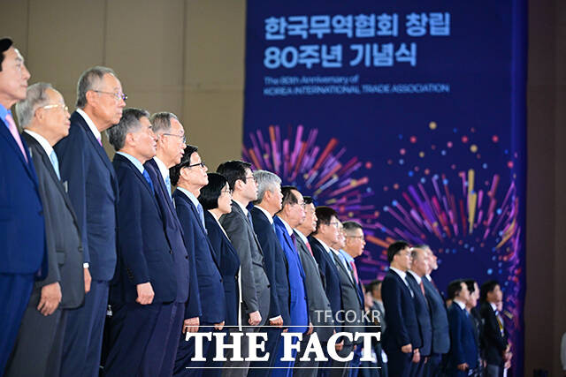 이날 참석한 내빈들이 박수를 치고 있다. 앞줄 오른쪽부터 여한구 산업통상부 통상교섭본부장, 한성숙 국무총리, 윤진식 한국무역협회장, 반기문 반기문재단 이사장, 김현기 강남구청장, 류진 한국경제인협회장, 손경식 한국경영자총협회장, 김기문 중소기업중앙회장, 최진식 한국중견기업연합회장.