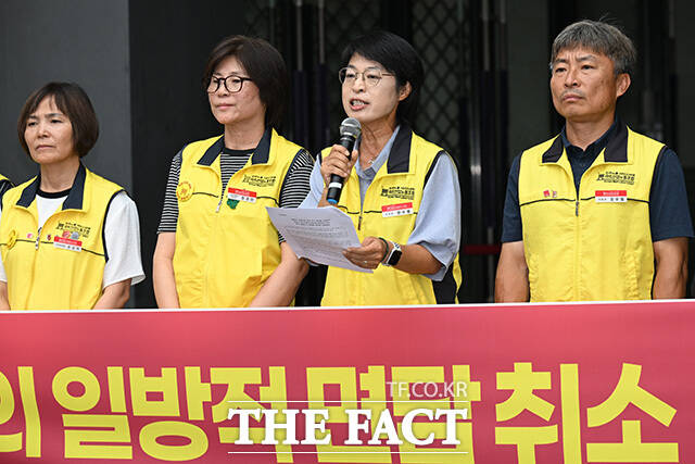 노조원들이 기자회견을 마친 후 면담 연기 규탄 대자보를 붙이고 있다.