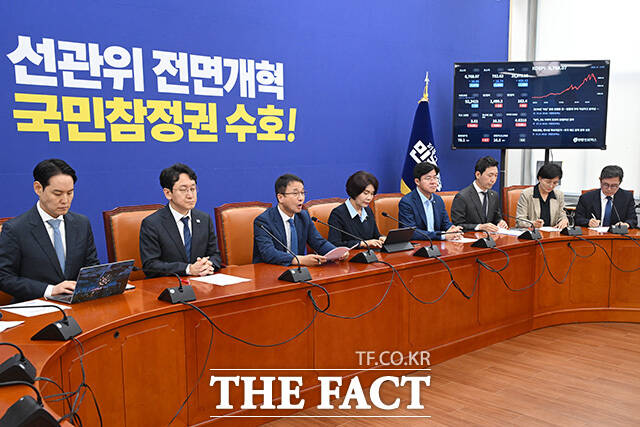 원내대책회의에서 발언하는 한병도 더불어민주당 당대표 직무대행 겸 원내대표(가운데).
