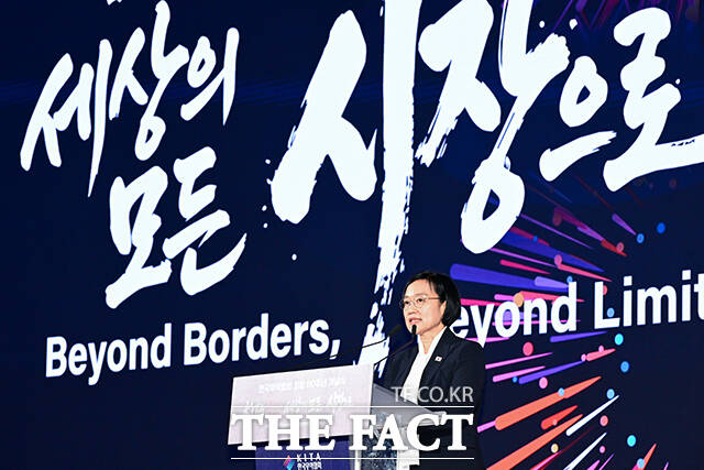 이날 참석한 내빈들이 박수를 치고 있다. 앞줄 오른쪽부터 여한구 산업통상부 통상교섭본부장, 한성숙 국무총리, 윤진식 한국무역협회장, 반기문 반기문재단 이사장, 김현기 강남구청장, 류진 한국경제인협회장, 손경식 한국경영자총협회장, 김기문 중소기업중앙회장, 최진식 한국중견기업연합회장.