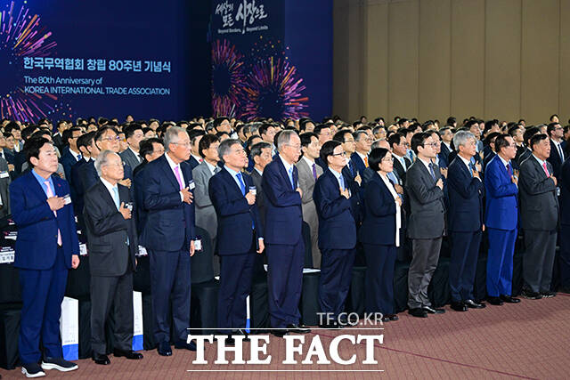 이날 참석한 내빈들이 박수를 치고 있다. 앞줄 오른쪽부터 여한구 산업통상부 통상교섭본부장, 한성숙 국무총리, 윤진식 한국무역협회장, 반기문 반기문재단 이사장, 김현기 강남구청장, 류진 한국경제인협회장, 손경식 한국경영자총협회장, 김기문 중소기업중앙회장, 최진식 한국중견기업연합회장.