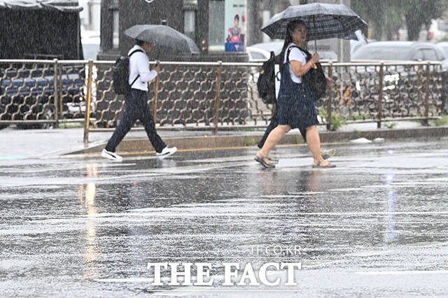 밤 사이 많은 비가 예보된 14일 오후 서울 관악구 당곡사거리에서 시민들이 우산을 쓴 채 발걸음을 재촉하고 있다. /김성렬 기자