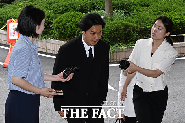 ‘부실복무‘ 의혹을 가진 그룹 위너의 송민호가 14일 오후 서울서부지방법원에서 열린 사회복무요원 복무 당시 관리 책임자 이 씨의 재판에 증인으로 출석하고 있다. /김성렬 기자