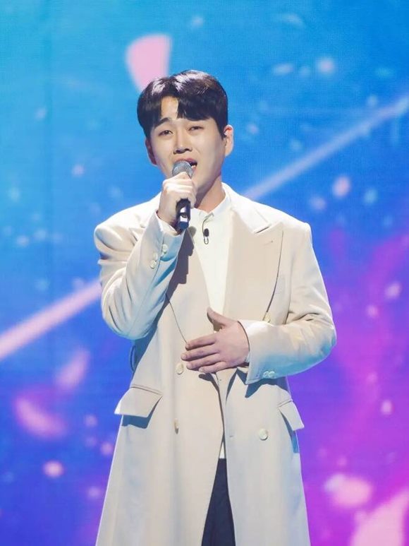 가수 황영웅이 가창한 KBS2 '사랑을 처방해드립니다' OST가 음원 사이트를 통해 공개된다는 소식이 전해지자 네티즌들의 비난이 쏟아지고 있다. 이에 OST 제작사는 