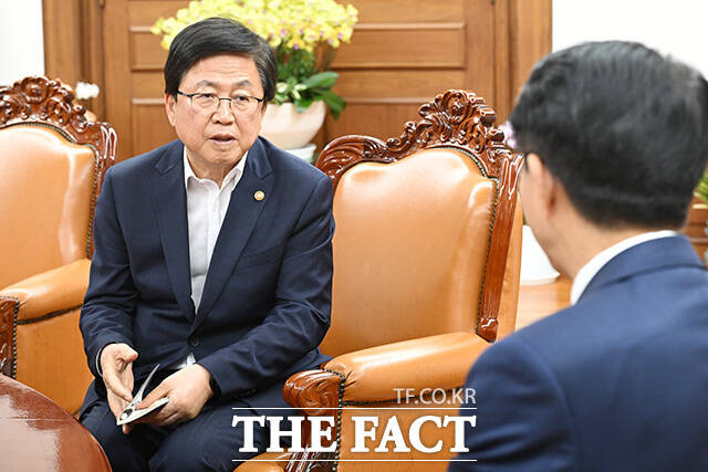 최교진 교육부 장관 만난 조정식 국회의장(오른쪽).
