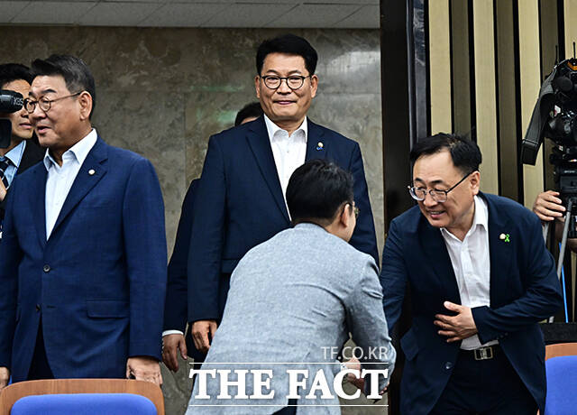 의원총회 참석하는 송영길 의원.
