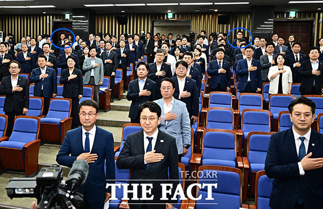 정청래 더불어민주당 전 대표(윗줄 왼쪽)와 송영길 의원(윗줄 오른쪽)이 14일 오후 서울 여의도 국회에서 열린 의원총회에 참석하고 있다. /국회=배정한 기자