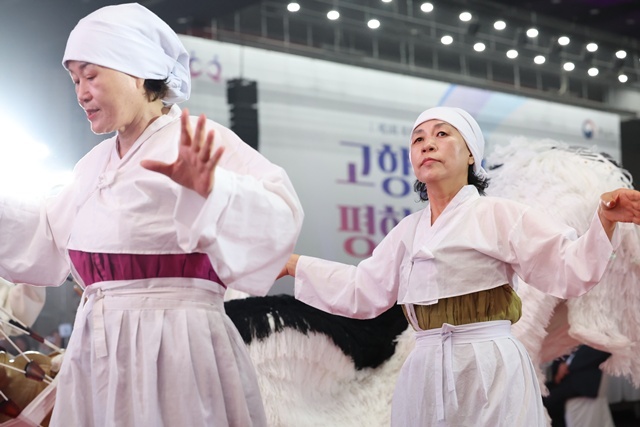 통일부는 14일 경기 고양시 킨텍스에서 ‘고향을 품다 평화를 잇다’를 주제로 제3회 북한이탈주민의 날 기념식을 개최했다. 사진은 기념식에서 북한 민요 돈돌라리 공연이 펼쳐진 모습. /통일부
