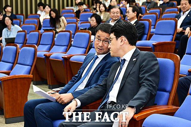 천준호 원내운영수석부대표와 대화하는 한병도 직무대행.