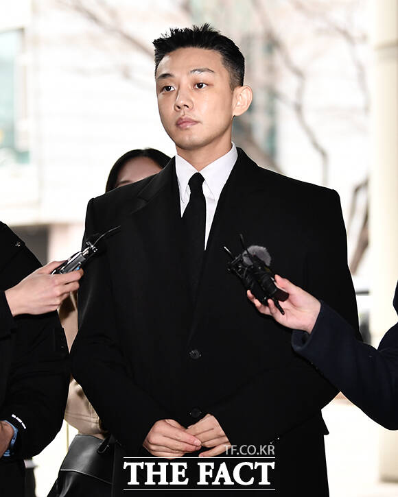 배우 유아인이 13일 열린 영화 '호프' VIP 시사회에 모습을 드러내며 복귀설에 더욱 힘을 실었다. 사진은 2024년 대마와 프로포폴 등 마약을 상습 투약한 혐의를 받는 유아인이 서울 서초구 서울중앙지방법원에서 열린 공판에 출석하고 있는 모습. /박헌우 기자