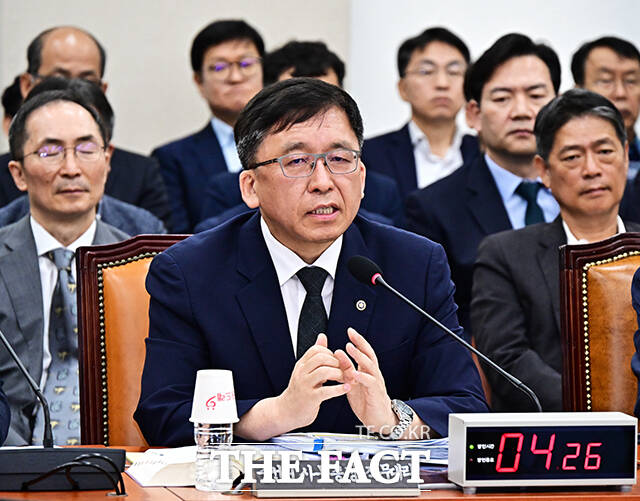 질의에 답변하는 강동완 중안선관위 사무총장 직무대리.