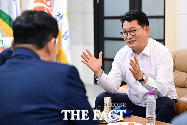 호남향우회 향해 하트 그리는 송영길 대표 후보.