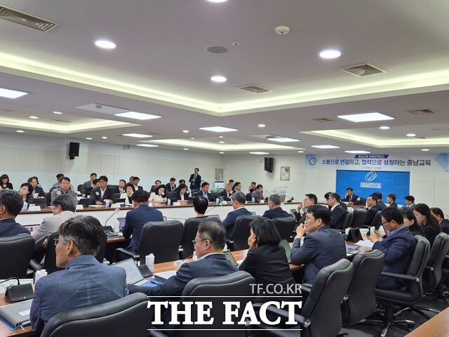14일 충남도교육청 제1회의실에서 이병도 교육감 주재로 전 간부들이 참석한 가운데 제1회 충남교육 미래전략회의가 열리고 있다. /충남도교육청