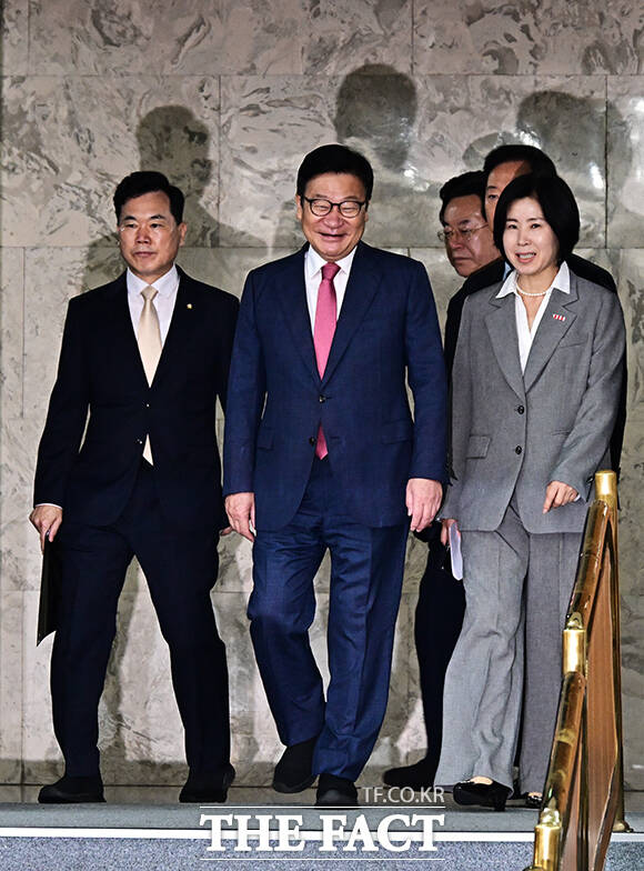 정점식 국민의힘 원내대표(가운대)가 14일 오전 서울 여의도 국회에서 열린 원내대책회의에 참석해 모두발언을 하고 있다. /국회=배정한 기자