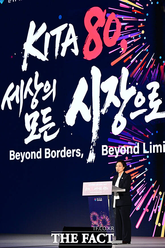 이날 참석한 내빈들이 박수를 치고 있다. 앞줄 오른쪽부터 여한구 산업통상부 통상교섭본부장, 한성숙 국무총리, 윤진식 한국무역협회장, 반기문 반기문재단 이사장, 김현기 강남구청장, 류진 한국경제인협회장, 손경식 한국경영자총협회장, 김기문 중소기업중앙회장, 최진식 한국중견기업연합회장.