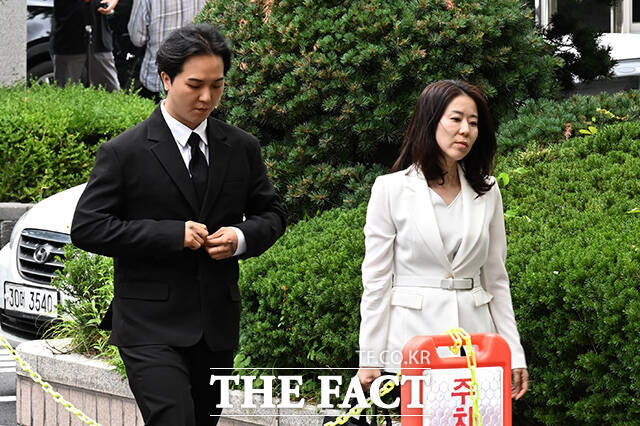 ‘부실복무‘ 의혹을 가진 그룹 위너의 송민호가 14일 오후 서울서부지방법원에서 열린 사회복무요원 복무 당시 관리 책임자 이 씨의 재판에 증인으로 출석하고 있다. /김성렬 기자