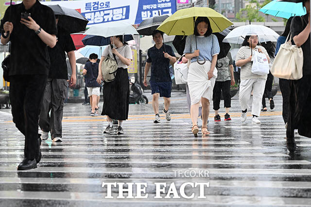 밤 사이 많은 비가 예보된 14일 오후 서울 관악구 당곡사거리에서 시민들이 우산을 쓴 채 발걸음을 재촉하고 있다. /김성렬 기자