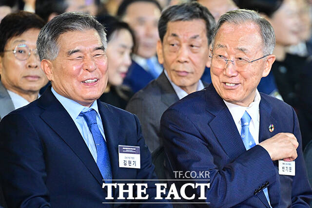 이날 참석한 내빈들이 박수를 치고 있다. 앞줄 오른쪽부터 여한구 산업통상부 통상교섭본부장, 한성숙 국무총리, 윤진식 한국무역협회장, 반기문 반기문재단 이사장, 김현기 강남구청장, 류진 한국경제인협회장, 손경식 한국경영자총협회장, 김기문 중소기업중앙회장, 최진식 한국중견기업연합회장.