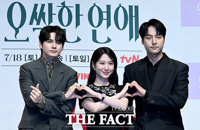 배우 옹성우, 이민수 감독, 배우 박은빈, 배우 양세종(왼쪽부터)이 14일 오후 서울 강남구 엘리에나 호텔 서울강남에서 열린 tvN 새 토일드라마 '오싹한 연애' 제작발표회에서 포즈를 취하고 있다. /박상민 기자