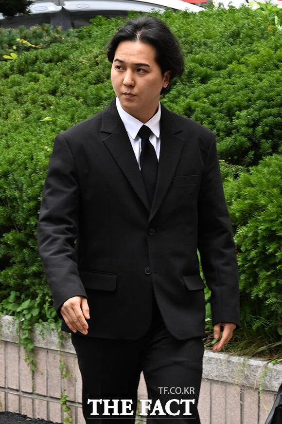 ‘부실복무‘ 의혹을 가진 그룹 위너의 송민호가 14일 오후 서울서부지방법원에서 열린 사회복무요원 복무 당시 관리 책임자 이 씨의 재판에 증인으로 출석하고 있다. /김성렬 기자