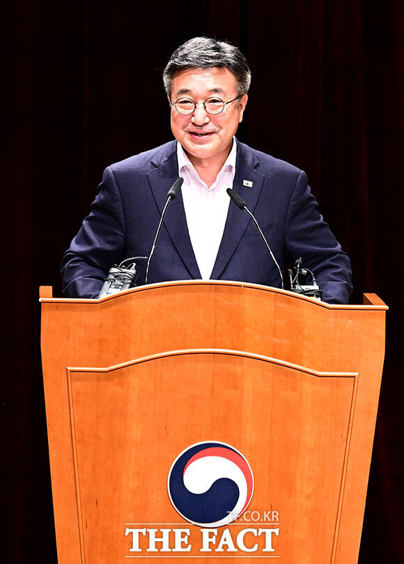 윤호중 행정안전부 장관이 14일 오후 서울 종로구 정부서울청사 별관에서 열린 민선 9기 지방자치단체장 재난안전교육에 참석해 인사말을 하고 있다. /임영무 기자