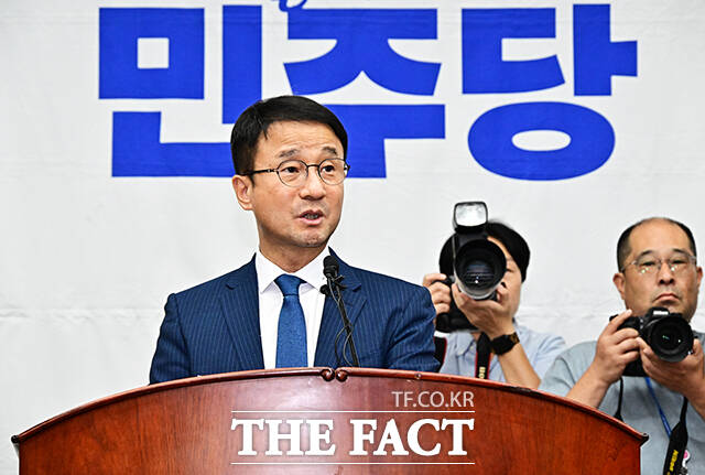 더불어민주당이 검찰의 직접 보완수사권 폐지를 골자로 한 형사소송법 개정안을 놓고 당내 숙의 절차에 본격 착수했다. 사진은 14일 국회에서 열린 의원총회에서 모두발언 중인 한병도 더불어민주당 대표 직무대행 겸 원내대표. /국회=배정한 기자