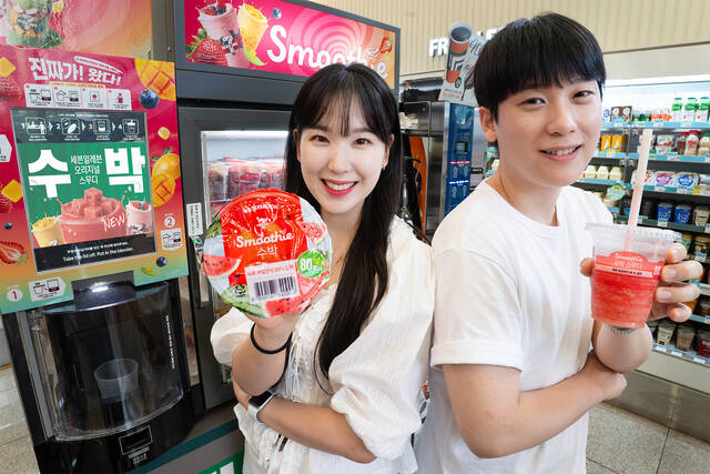 세븐일레븐이 하절기 시즌 한정으로 '수박 스무디'를 선보이며 즉석식품 카테고리를 차별화한다. 이는 편의점 본원적 먹거리 경쟁력을 강화하기 위함이다. /세븐일레븐
