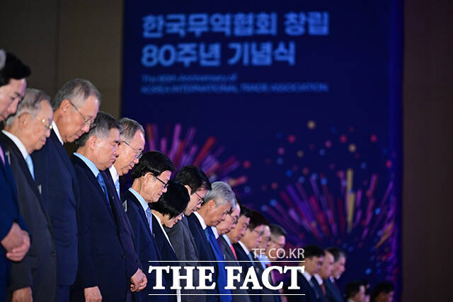 이날 참석한 내빈들이 박수를 치고 있다. 앞줄 오른쪽부터 여한구 산업통상부 통상교섭본부장, 한성숙 국무총리, 윤진식 한국무역협회장, 반기문 반기문재단 이사장, 김현기 강남구청장, 류진 한국경제인협회장, 손경식 한국경영자총협회장, 김기문 중소기업중앙회장, 최진식 한국중견기업연합회장.