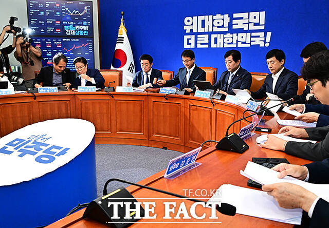 더불어민주당 최고위원회의가 차기 당대표 선출 방식을 선호투표제로 하는 당규 개정안을 의결했다. 이에 반발한 이성윤 더불어민주당 최고위원은 