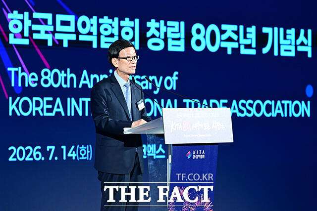이날 참석한 내빈들이 박수를 치고 있다. 앞줄 오른쪽부터 여한구 산업통상부 통상교섭본부장, 한성숙 국무총리, 윤진식 한국무역협회장, 반기문 반기문재단 이사장, 김현기 강남구청장, 류진 한국경제인협회장, 손경식 한국경영자총협회장, 김기문 중소기업중앙회장, 최진식 한국중견기업연합회장.