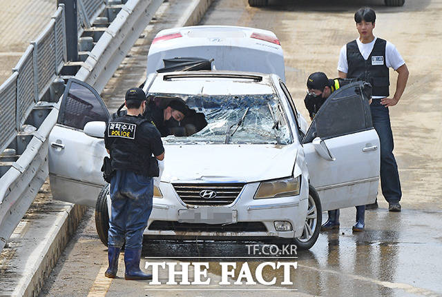 행정안전부는 오는 15일 충북도청 대회의실에서 충북도, 청주시, 유가족·생존자협의회, 시민사회단체와 함께 '오송 지하차도 참사 3주기 추모식'을 연다. 사진은 2023년 7월 17일 오전 충북 청주시 오송읍 궁평2지하차도 침수 현장에서 경찰 과학수사대가 침수 차량을 조사하고 있는 모습. /더팩트 DB