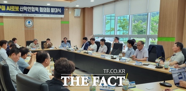 국립금오공대는 14일 교내 국제교육관 세미나실에서 구미 AI로봇 산학연협력 협의회 발대식을 열고 지역 AI·로봇 산업 경쟁력 강화를 위한 산학연 협력 체계 구축과 인재 양성, 공동연구, 기술사업화 방안 등을 논의하고 있다. /금오공대