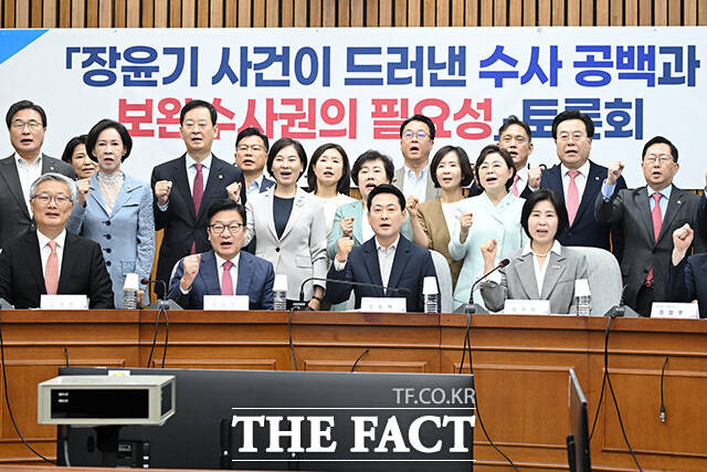 '장윤기 사건이 드러낸 수사 공백과 보안수사권의 필요성' 토론회 참석해 발언하는 장 대표(가운데).