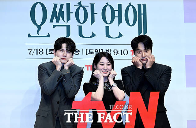 배우 옹성우, 이민수 감독, 배우 박은빈, 배우 양세종(왼쪽부터)이 14일 오후 서울 강남구 엘리에나 호텔 서울강남에서 열린 tvN 새 토일드라마 '오싹한 연애' 제작발표회에서 포즈를 취하고 있다. /박상민 기자