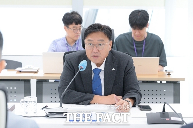 조상호 세종시장이 14일 시청 집현실에서 열린 간부회의에서 실·국장들에게 핵심 과제 발굴을 요청하고 있다. /세종시